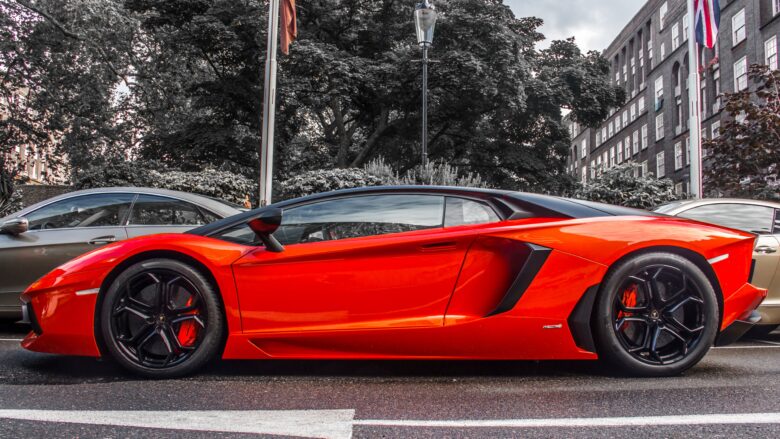 Hình nền Lamborghini đỏ đậu bên đường