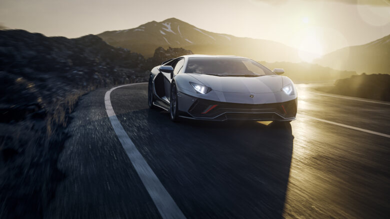 Hình nền Lamborghini màu xám đang chạy trên đường